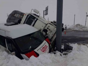 Bingöl’de Minibüs İle Kamyon Çarpıştı: 4 Yaralı