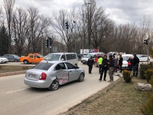 3 Otomobil Kavşakta Çarpıştı: 1 Yaralı