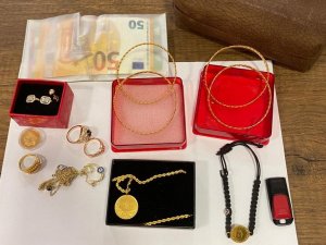 Ağrı’da Minibüste Düşürülen 100 Bin Lira Değerindeki Döviz Ve Altın Sahibine Teslim Edildi