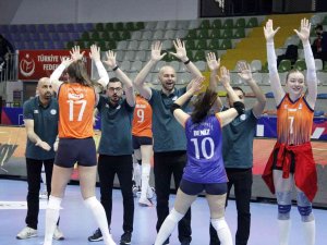 Kadınlar 1. Voleybol Ligi: Çukurova Belediyesi: 3 - Antalya Muratpaşa Belediyespor: 2