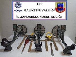 Sındırgı’da Kaçak Kazı Yapan 3 Kişi Gözaltına Alındı