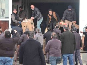 Yangının Çıktığı Depodaki Malzemeleri Çıkartmak İçin Zamanla Yarıştılar