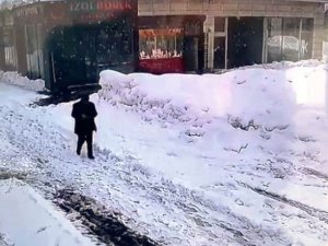 Tonlarca Karın Altında Kalmaktan Kıl Payı Kurtuldu
