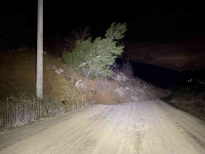 Bursa’da Heyelan Nedeniyle Yol Ulaşıma Kapandı