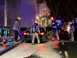 Beşiktaş’ta Olaylı Gece: Lüks Aracının Yandığını Görünce Önce Ağladı, Sonra Kavga Etti