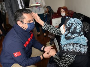 Sağlıkçılardan Maide Bolel Huzurevine Ziyaret