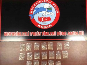 Polisten Kaçan Şahsın Üzerinden Paket Paket Uyuşturucu Çıktı