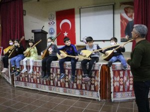 Gediz’de Bağlama Kursu Açıldı