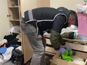 Elbise Dolabından 3 Adet Ruhsatsız Tabanca Çıktı
