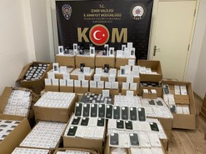 İ̇zmir’de Kaçak Cep Telefonu Operasyonu