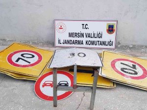 Mersin’de Trafik Uyarı Levhalarını Çalan Şüpheli Gözaltına Alındı