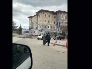 Yaşlı Kadına Polisten Şefkat Eli