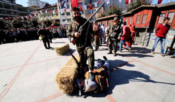 Kurtuluş töreninde "Türk askeri işkence yapar mı?" sorusu