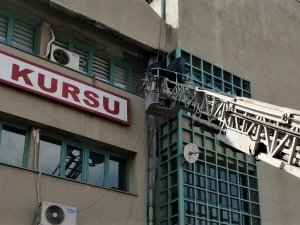 Erzincan’da Tehlike Saçan Buz Sarkıtları Temizleniyor