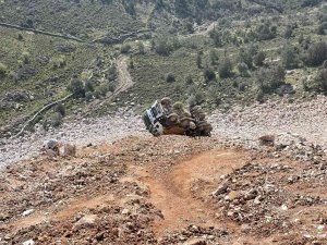 Hafriyat Kamyonu Uçuruma Yuvarlandı