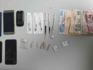Uyuşturucu Sıvı Hale Getirip Şırınga İçerisinde Sattılar