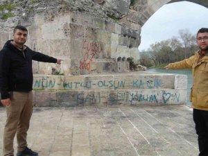 Roma Dönemi’nde İnşa Edilen Tarihi Köprüye Yazılanlar ’Pes’ Dedirtti