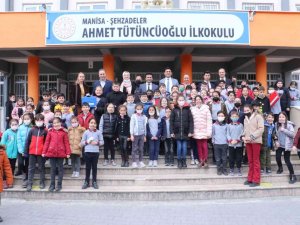 Başkan Ergün’ün Hediyeleri Minikleri Sevindirdi