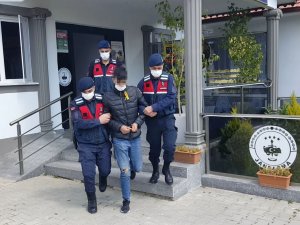 Elindeki Dövmeden Yakayı Ele Veren Hırsızlık Şüphelisi, Kamyonun Altında Saklanırken Yakalandı