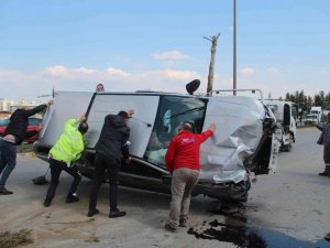 Kontrolden Çıkan Kamyonet Önce Bariyerlere Çarptı, Sonra Yan Yattı