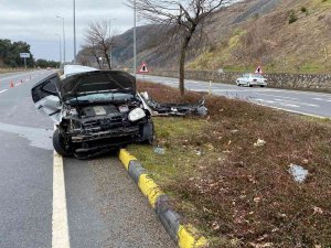 Aydınlatma Direğine Çarpan Otomobil Kağıt Gibi İkiye Katlandı