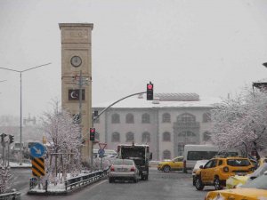 Oltu’da Martta Yağan Kar Besicileri Zorluyor