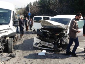 Sultanbeyli’de Kontrolünü Kaybeden Sürücü 2 Araca Çarptı: 2 Yaralı