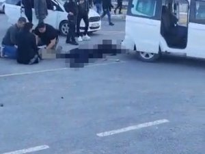 Küçükçekmece Adliyesi Önünde 2 Taraf Arasında Çıkan Silahlı Çatışmada 3 Kişi Hayatını Kaybederken 3 Kişi İse Yaralandı. Polis Ekipleri Olaya İlişkin Geniş Kapsamlı Çalışma Başlattı.