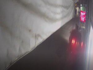 Kontrolden Çıkan Otomobil Kaldırımdaki Yayaya Çarptı