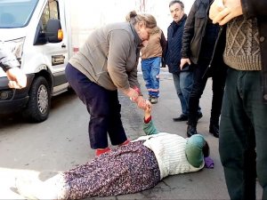 Kazada Duygusal Anlar: Yaralanan Engelli Genç Kızın Elini Ambulans Gelene Kadar Bırakmadı
