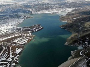 Kuruyan Barajda Yürüyorlardı, Eriyen Karlarla Yeniden Su Tuttu
