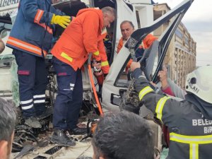 Karton Gibi Katlanan Tır’dan Şoför Yaralı Kurtuldu