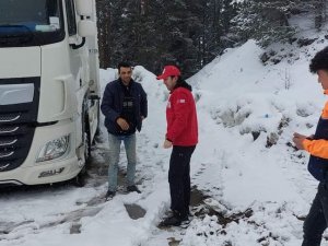 Sahara Geçidinde Mahsur Kalan Sürücülerinin Yardımı Kızılay Ekipleri Koştu