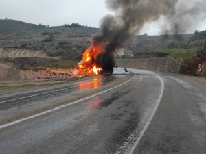 Kilis’te Seyir Halindeki Tır Alev Topuna Döndü