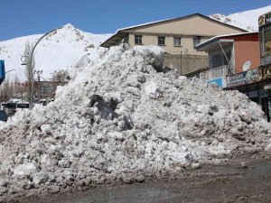 Başkale’de Kar Yığınları Kamyonlarla Taşınıyor