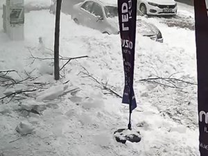 Çatıdan Kar Adeta Çığ Gibi Düştü, Araçlar Tonlarca Ağırlığındaki Kar Kütlesinin Altında Kaldı