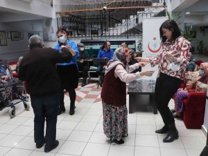 Sağlıkçılardan Huzurevi Sakinlerine Önce Aşı, Sonra Müzikli Eğlence