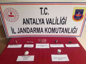 Devriye Esnasında Aranan Şahısların Üzerinden Uyuşturucu Çıktı