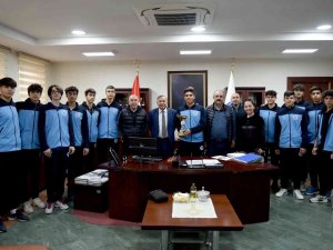 Şampiyonluk Kupasını Başkan Akay’a Armağan Ettiler