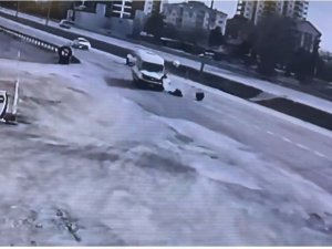Servis Aracının Çarptığı İki Öğrencinin Metrelerce Savrulma Anı Kamerada