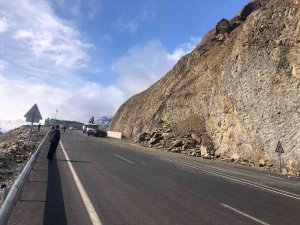 Hakkari-van Karayolunda Kaya Tehdidi