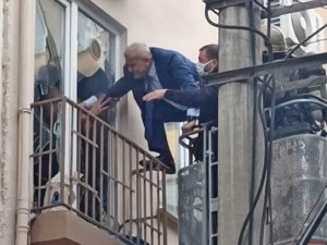 Evi Yakıp Kendisini İçeriye Kilitleyen Genç Adamı Polis Böyle Kurtardı