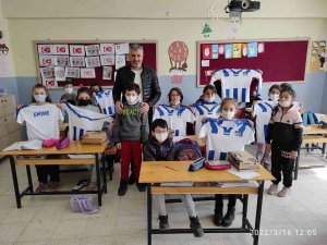 Öğretmen Başkan’dan Mektupla Forma İsteyen Minik Öğrencilere Sürpriz