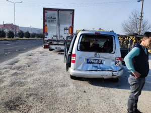 Manisa’da Tır İle Ticari Araç Çarpıştı: 7 Yaralı