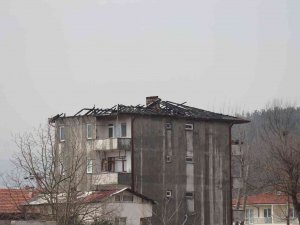 4 Katlı Binanın Çatısı Alev Alev Yandı