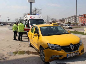 Ticari Taksi Kaldırıma Çarptı: 1 Yaralı