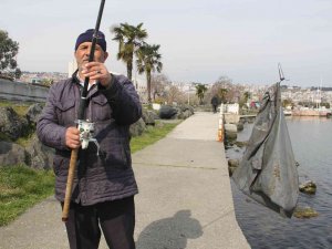 Balık Beklerken Oltaya Poşet Takıldı