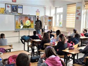 Kütahya’da Öğrencilere Ağaç Dikmenin Önemi Anlatılıyor