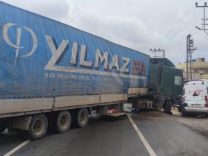 Şerit Değiştiren Tır Otomobile Çarptı: 1 Yaralı