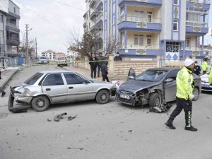 Dedesinin Otomobiliyle Polisten Kaçarken Kaza Yapınca Olay Yerinden Kaçtı